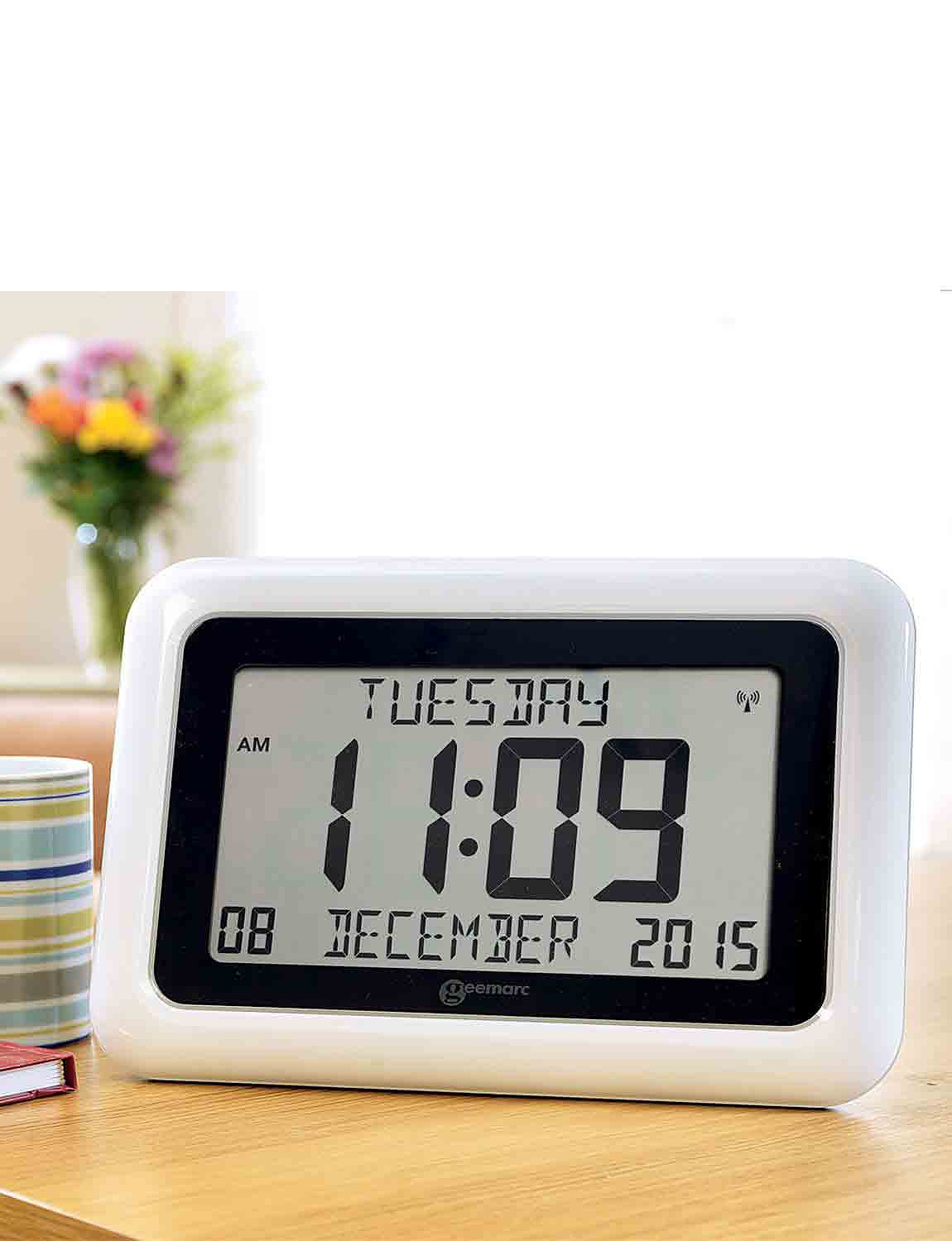 Radio controlled day and date clock chums
